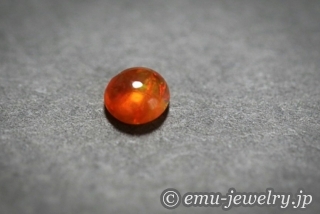 炎を連想させる様な赤い宝石。