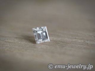 エメラルドカットではない四角いダイヤモンド。
