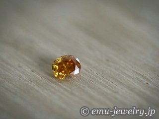 心を鷲掴みされた美しいオレンジダイヤモンド。