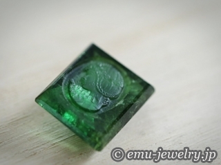 優しく穏やかな表情をした女性像が彫られているグリーントルマリン。