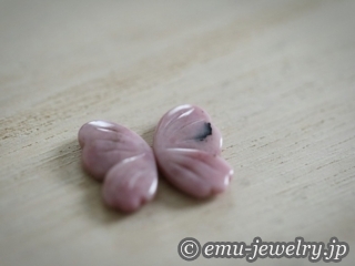 バタフライをモチーフにカットされた薔薇色の宝石。