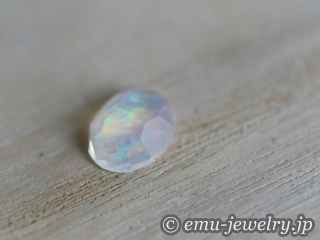 宇宙に浮かぶ美しい地球を連想させる宝石。