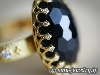 高い技術力をアピールする為の超絶技巧ではなく、センターストーンを美しく魅せる為の技術です。