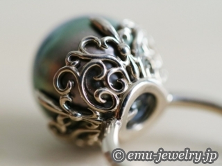 ホワイトゴールド本来の美しさと黒蝶真珠の美しさの共演。