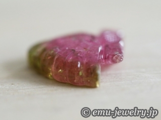 研磨職人のセンスと技術力によって産まれた美しい蝶々。