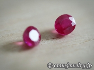 古くから多くの人々に愛されてきた赤い宝石の代名詞。