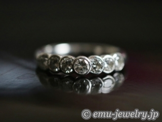 遊び心をプラスしたエタニティリング。