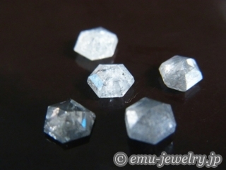 優しく柔らかな輝きを放つローズカットのダイヤモンド。