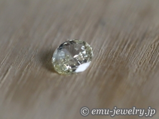 1.5カラットに迫るサイズ感を楽しめる0.9カラットのダイヤモンド。