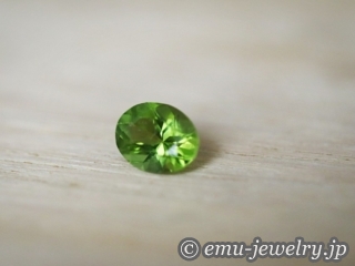 美しい黄緑色の宝石が入荷しました。
