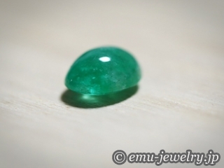 飴玉の様な姿が愛らしい緑色の宝石。