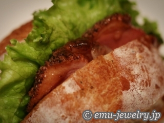 荻窪『パンとcafe えだおね』オイルサーディンと玉ねぎのタルティーヌ 合鴨スモークの黒こしょうリュスティックサンド ガーリックフランス