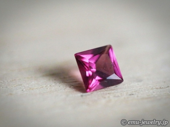 古くから 情熱 を象徴する赤紫色の宝石 Ogablo 1969