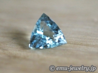 「海」を連想させる美しい青色の宝石。