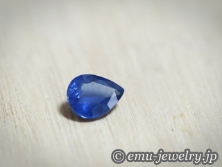 神秘的なブルーの宝石は全ての人々を幸せにするでしょう。