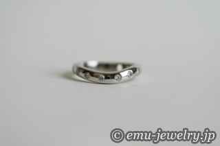 奥さまの指で輝く指輪に華やかさをプラスしました。