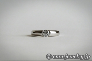 お義母さまから受け継がれたダイヤモンド。