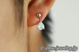 遊色効果とファセットによる煌めきをピアスに。