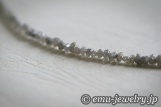 手にする事で不屈の精神力が宿り、目標に突き進む源となる宝石。