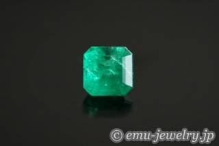 幸福を招く緑色の宝石。