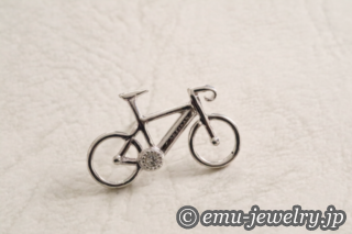 『ARTISAN/アルチザン』ロードバイクピンブローチの誕生石バージョンが走り始めました。