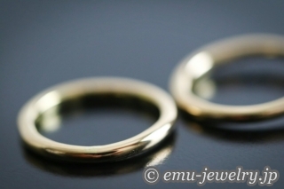 細く繊細なイメージに実用性をプラスする鍛造製法。