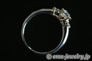 お母さまから受け継がれたダイヤモンドが指先で輝き始めました。