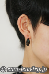 思い出の髪留めの面影を残したピアスにリフォームさせて頂きました。