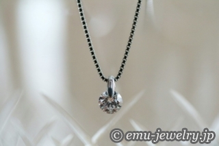 宝石箱の中で眠り続けたダイヤモンドが胸元で再び輝き始めました。