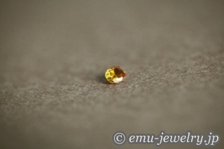 燃える様な強烈なオレンジ色のダイヤモンド。