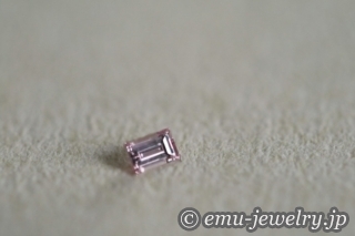 誰が見ても、パーフェクトな美しさを誇るエメラルドカットのピンクダイヤ。