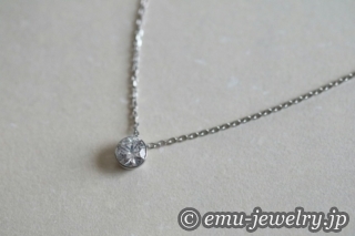 ずっと身に着ける為のシンプルデザインのペンダント。