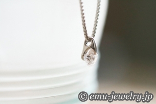 遠く離れたお嬢さまを想い婚約指輪をリフォーム。