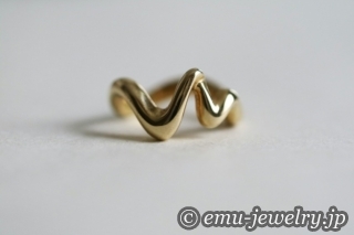 人生のうねりと重なる立体感あるデザインのリング。