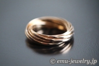 従来からあるジュエリーの概念を大きく変えてしまった10連リング。