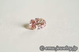 鮮やかで、強烈な、ピンク色のダイヤモンド。