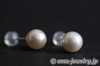 シンプルなデザインのピアスは一年を通して活躍してくれるアイテムです。