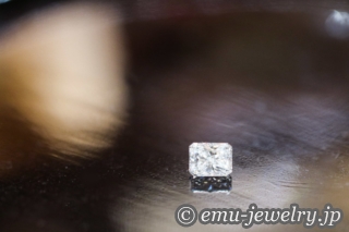 エメラルドカットの清らかな輝きと、ブリリアントカットの華やかな輝きが同居したダイヤモンド。