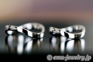 誰かの為に大量生産されたマリッジリングを身に着けますか?それとも、お二人の為にハンドメイドされたマリッジリングを身に着けますか?