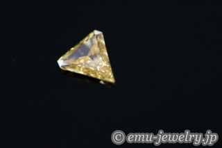 唯一無二のイエローイッシュオレンジダイヤの煌めき。