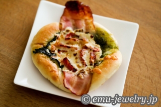 浜田山「ラ・スリーズ」はみだしベーコンのバジルピザとオリーブオイルの焼きカレーパン