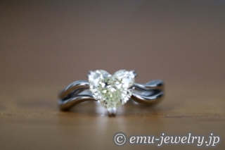 ニューヨークのショーウインドウで見た憧れのリングを身に纏う。