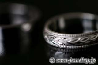 異なるデザインのマリッジリングでも、お二人の心はしっかりと結ばれています。