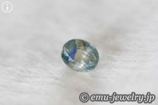 一つの宝石に二つのカラーを持つサファイア。