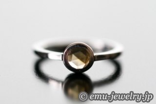 ローズカットのダイヤモンドが指先で輝き始めました。