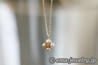 贅沢でありながら可憐さも兼ね備えたシードパールのペンダント。