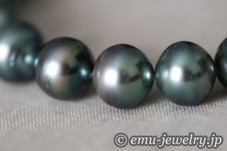 ご家族の想いが詰め込まれた特別な黒蝶真珠のネックレス。