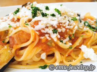 吉祥寺「スパ吉」揚げナスとベーコンとモッツァレラチーズのトマトソース。