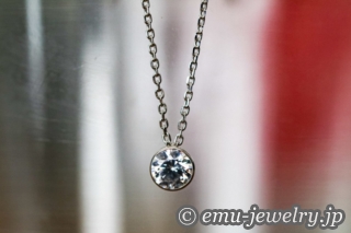 お母さまから譲り受けたダイヤモンドを身に着ける。