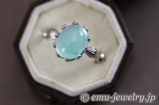 クラシカルでありながらモダンなデザインに生まれ変わったオパールのリング。